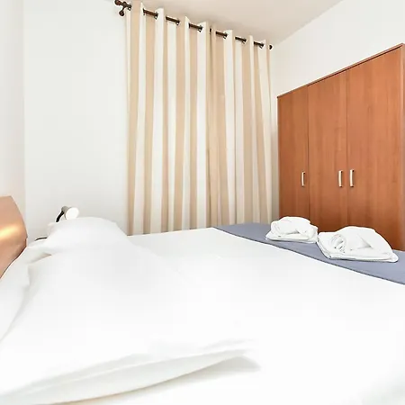 Comfortable In Faana With Outdoor Space Apartman